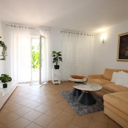 Elegant Hariz Near Porec - Fully Ac & Large Pool