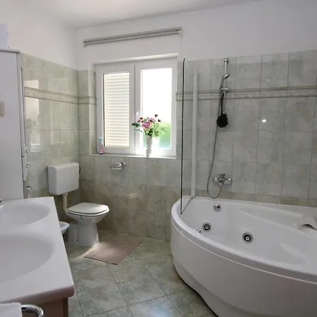 Elegant Hariz Near Porec - Fully Ac & Large Pool فيلة