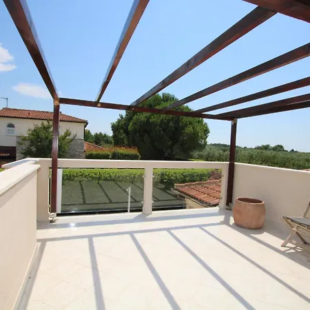Elegant Hariz Near Porec - Fully Ac & Large Pool فيلة *